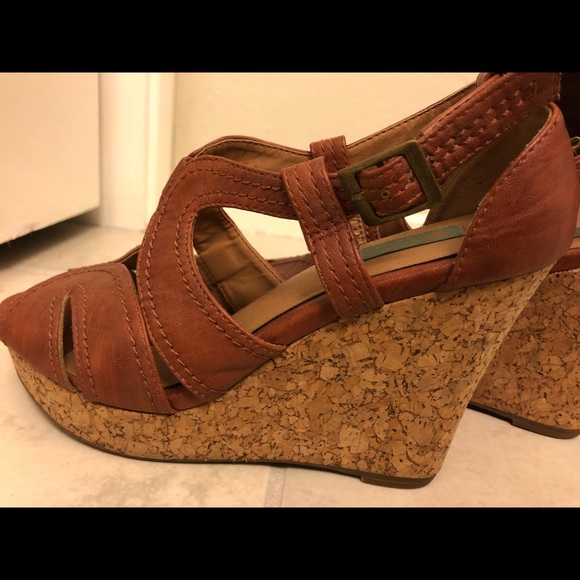 ✖️SOLD✖️6.5 COGNAC WEDGES - Picture 3 of 4